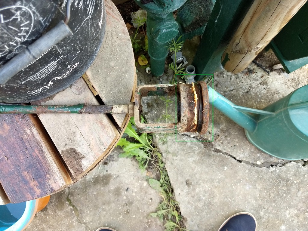Réparation d'une pompe d'arrosage de jardin à bras avec problème